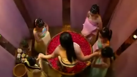 女孩受到父亲的宠爱,一直没完没了的吃,最后刚进浴盆就没水了!